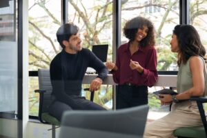 Conexiones para el Crecimiento Profesional: Cómo Relacionarse Puede Abrir Oportunidades