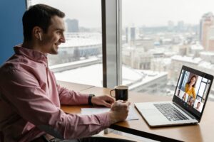 Adaptarse y Prosperar en el Nuevo Entorno Laboral: La Transición al Trabajo Remoto o Híbrido
