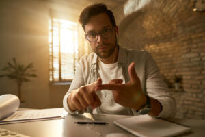 Usar tarjeta sin ingresos fijos: riesgos que debes conocer